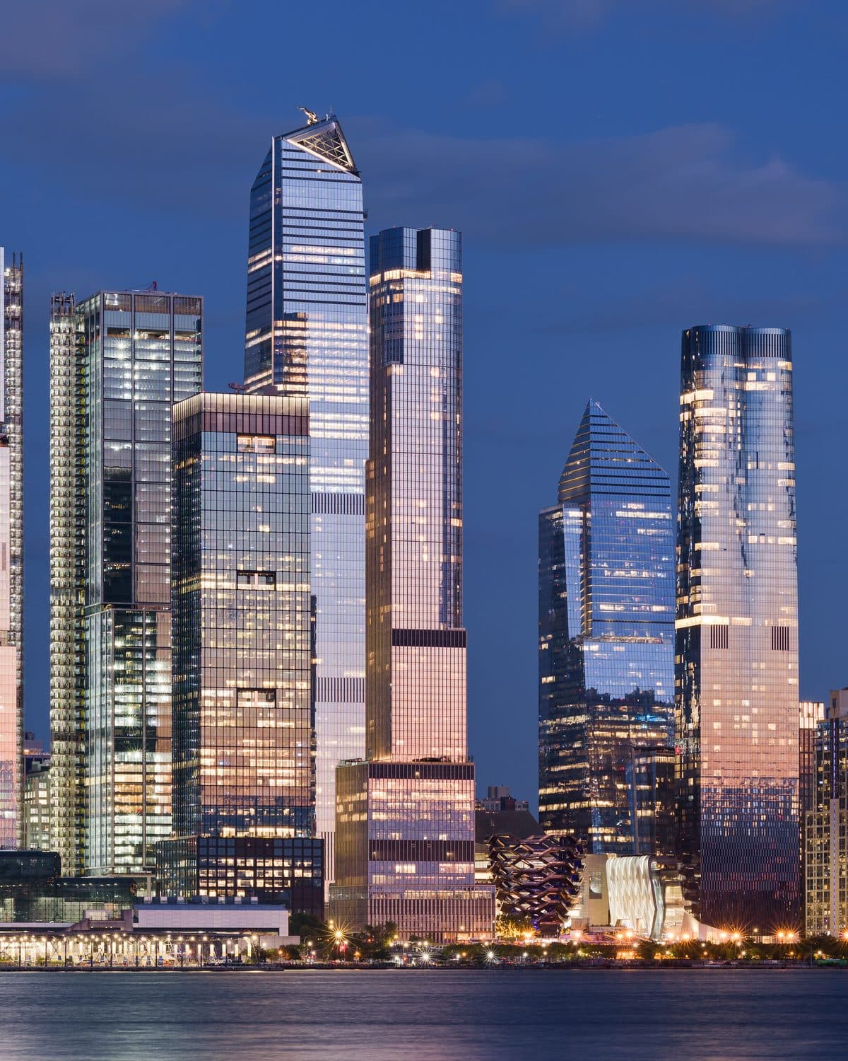 Alacakaranlıkta Hudson Nehri'nin karşısından görünen Manhattan gökdelenleri.